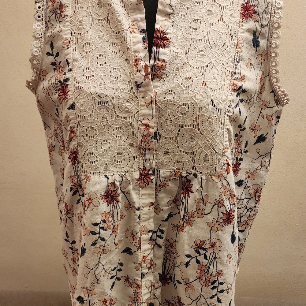 Liz Claiborne White Sleeveless Ruffled Blouse